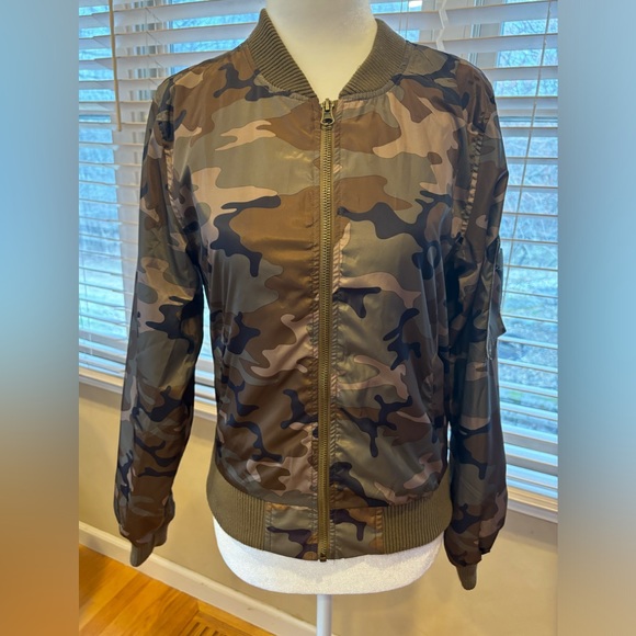 Love Tree Jackets & Blazers - Love Tree cameo full zip trending bomber modern waist chic lightweight jacket